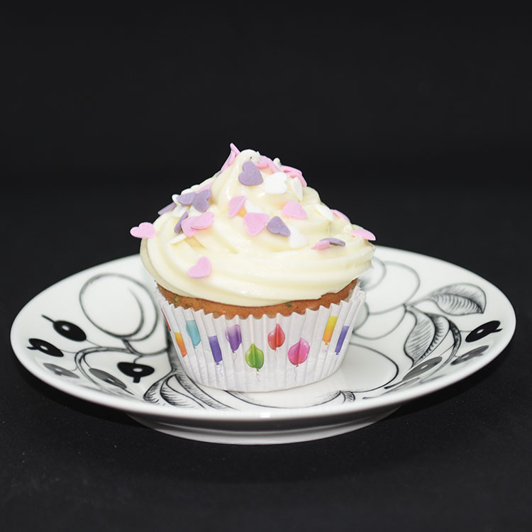 Cupcakes med kakestrø (til heidisboble 1 år) Ingredienser: 150 g Smør (romtemperert) 1 dl Olje (nøytral) 5 dl Sukker 3 Egg (romtemperert) 2 Eggeplommer (romtemperert) 1 ss Vaniljeekstrakt (eller -sukker) 2 ½ ts Bakepulver 7 ½ dl Hvetemel 2 ½ dl Kefir (romtemperert) Topping og pynt: 100 g Smør 250 g Philadelphiaost (eller Mascarpone 1 ss Vaniljesukker 500 g Melis Kakestrø Lys og ballonger