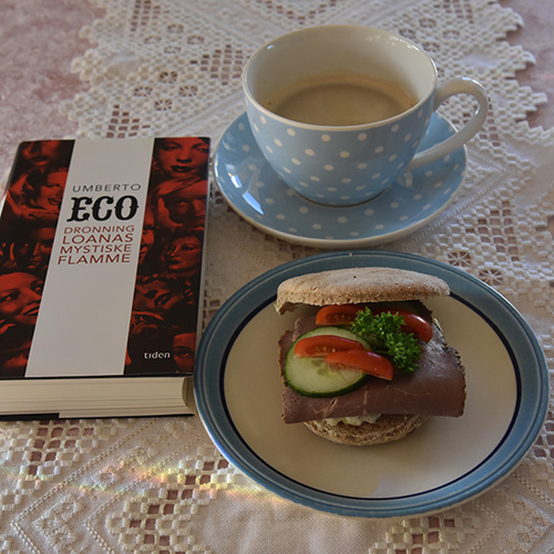 Eco, Umberto (2005) «Dronning Loanas mystiske flamme», Tiden og Supergrove burgerbrød Ingredienser: 5 dl Melk 1 pk Gjær ½ dl Olje (nøytral) 1 ts Salt 2 ts Sukker ½ dl Havrekli ½ dl Hvetekli (kruska) 8 dl Grovbakstmel Ca. 5 dl Hvetemel