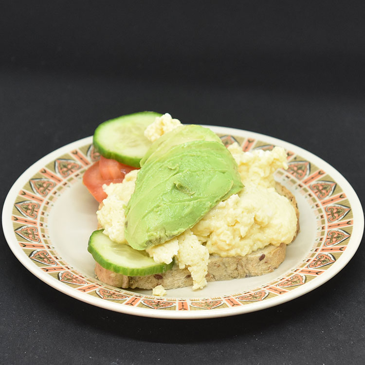 Eggerøre Ingredienser: ½ - 1 ss Smør 3 Egg 3 ss Melk (eller vann) 1 ss Gressløk (hakket) - valgfritt 1 ss Persille (hakket) - valgfritt Salt og pepper