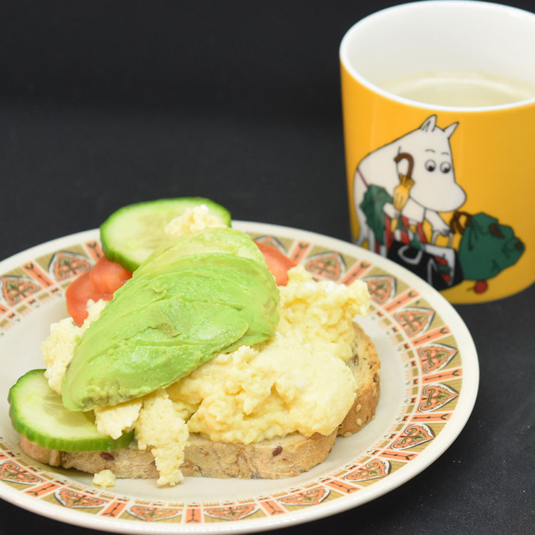 Eggerøre Ingredienser: ½ - 1 ss Smør 3 Egg 3 ss Melk (eller vann) 1 ss Gressløk (hakket) - valgfritt 1 ss Persille (hakket) - valgfritt Salt og pepper