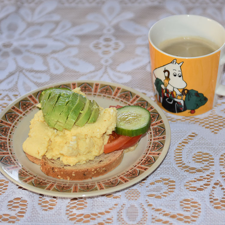 Eggerøre Ingredienser: ½ - 1 ss Smør 3 Egg 3 ss Melk (eller vann) 1 ss Gressløk (hakket) - valgfritt 1 ss Persille (hakket) - valgfritt Salt og pepper