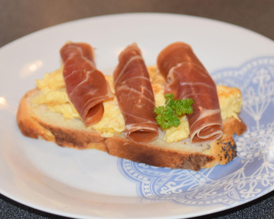 Hveteloff i dobbelflette med eggerøre og spekeskinke Eggerøre Ingredienser: ½ - 1 ss Smør 3 Egg 3 ss Melk (eller vann) 1 ss Gressløk (hakket) - valgfritt 1 ss Persille (hakket) - valgfritt Salt og pepper