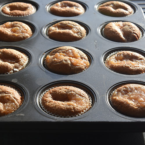 Eplemuffins med kanel - med eplemos Ingredienser: 1½ dl Sukker 100 g Smør /margarin (smeltet) 2 Egg 2½ dl Hvetemel 1 ts Bakepulver 1 ts Vaniljesukker 1 ts Kanel 1 dl Melk 1 dl Eplemos Pynt: 2-3 ss Melis 2-3 ts Vann (sitronsaft)