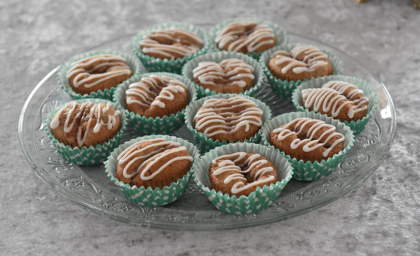 Eplemuffins med kanel - med eplemos Ingredienser: 1½ dl Sukker 100 g Smør /margarin (smeltet) 2 Egg 2½ dl Hvetemel 1 ts Bakepulver 1 ts Vaniljesukker 1 ts Kanel 1 dl Melk 1 dl Eplemos Pynt: 2-3 ss Melis 2-3 ts Vann (sitronsaft)