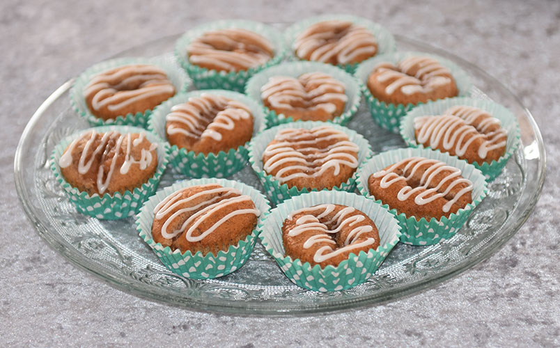 Eplemuffins med kanel - med eplemos Ingredienser: 1½ dl Sukker 100 g Smør /margarin (smeltet) 2 Egg 2½ dl Hvetemel 1 ts Bakepulver 1 ts Vaniljesukker 1 ts Kanel 1 dl Melk 1 dl Eplemos Pynt: 2-3 ss Melis 2-3 ts Vann (sitronsaft)