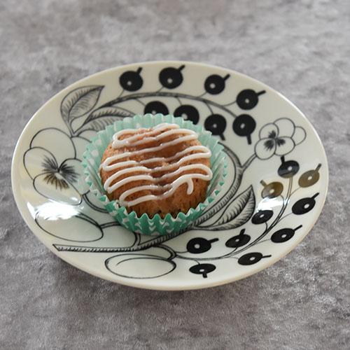 Eplemuffins med kanel - med eplemos Ingredienser: 1½ dl Sukker 100 g Smør /margarin (smeltet) 2 Egg 2½ dl Hvetemel 1 ts Bakepulver 1 ts Vaniljesukker 1 ts Kanel 1 dl Melk 1 dl Eplemos Pynt: 2-3 ss Melis 2-3 ts Vann (sitronsaft)