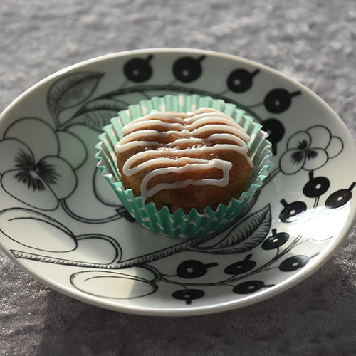 Eplemuffins med kanel - med eplemos Ingredienser: 1½ dl Sukker 100 g Smør /margarin (smeltet) 2 Egg 2½ dl Hvetemel 1 ts Bakepulver 1 ts Vaniljesukker 1 ts Kanel 1 dl Melk 1 dl Eplemos Pynt: 2-3 ss Melis 2-3 ts Vann (sitronsaft)