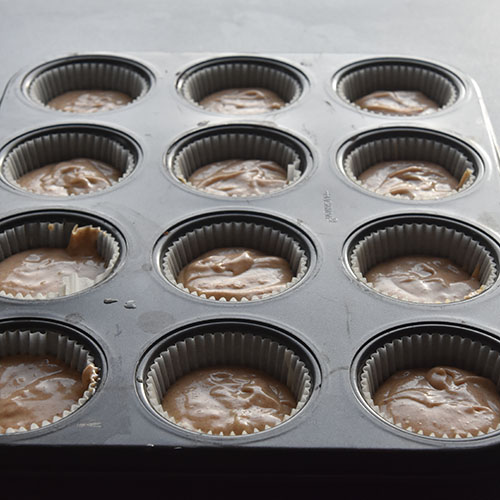 Eplemuffins med kanel - med eplemos Ingredienser: 1½ dl Sukker 100 g Smør /margarin (smeltet) 2 Egg 2½ dl Hvetemel 1 ts Bakepulver 1 ts Vaniljesukker 1 ts Kanel 1 dl Melk 1 dl Eplemos Pynt: 2-3 ss Melis 2-3 ts Vann (sitronsaft)