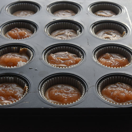 Eplemuffins med kanel - med eplemos Ingredienser: 1½ dl Sukker 100 g Smør /margarin (smeltet) 2 Egg 2½ dl Hvetemel 1 ts Bakepulver 1 ts Vaniljesukker 1 ts Kanel 1 dl Melk 1 dl Eplemos Pynt: 2-3 ss Melis 2-3 ts Vann (sitronsaft)