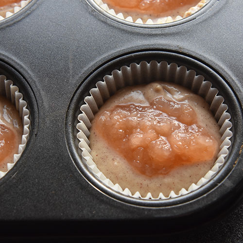 Eplemuffins med kanel - med eplemos Ingredienser: 1½ dl Sukker 100 g Smør /margarin (smeltet) 2 Egg 2½ dl Hvetemel 1 ts Bakepulver 1 ts Vaniljesukker 1 ts Kanel 1 dl Melk 1 dl Eplemos Pynt: 2-3 ss Melis 2-3 ts Vann (sitronsaft)