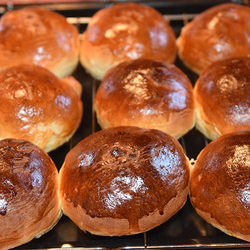 Boller Ingredienser 6 dl Melk 150 g Smør 1 pk Gjær 1 kg Hvetemel 1½ dl Sukker 1 Egg (sammenvispet) Kremfløte