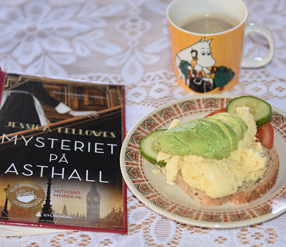 Fellowes, Jessica (2018) «Mysteriet på Asthall», Gyldendal og Eggerøre Ingredienser: ½ - 1 ss Smør 3 Egg 3 ss Melk (eller vann) 1 ss Gressløk (hakket) - valgfritt 1 ss Persille (hakket) - valgfritt Salt og pepper