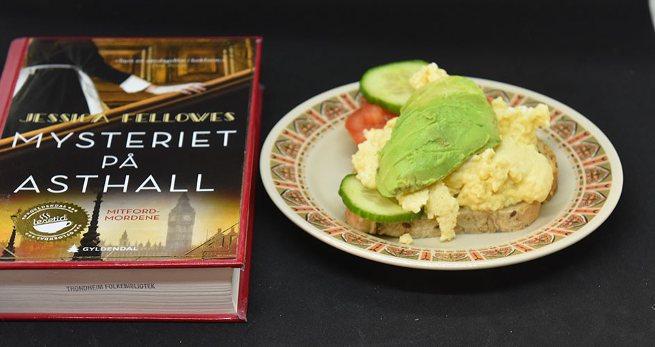 Fellowes, Jessica (2018) «Mysteriet på Asthall», Gyldendal og Eggerøre  Ingredienser:  ½ - 1 ss	Smør  3	Egg  3 ss	Melk (eller vann) 1 ss	Gressløk (hakket) - valgfritt 1 ss	Persille (hakket) - valgfritt 	Salt og pepper  