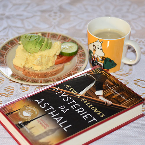 Fellowes, Jessica (2018) «Mysteriet på Asthall», Gyldendal og Eggerøre Ingredienser: ½ - 1 ss Smør 3 Egg 3 ss Melk (eller vann) 1 ss Gressløk (hakket) - valgfritt 1 ss Persille (hakket) - valgfritt Salt og pepper