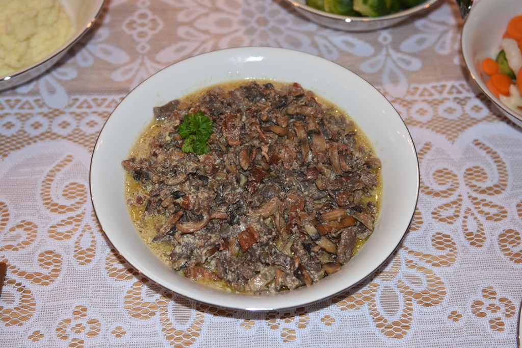 Finnbiff Ingredienser: 200 g Bacon 300 g Sjampinjong (eller annen sopp) 4 ss Smør 400 g Reinsdyrskav 1 dl Vann 1 bx Rømme (3 dl) 3 skiver Brun ost Salt og pepper