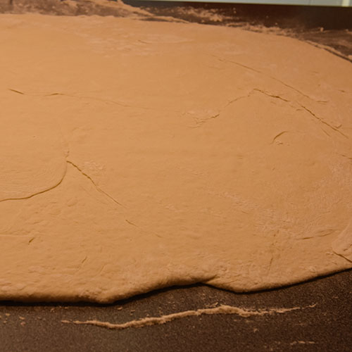 Flettet hvitløk- og basilikumbrød Ingredienser: 1 pk Gjær ½ dl Vann (fingervarmt) ½ ts Sukker 600 g Hvetemel ½ ts Salt 50 g Smør 4 dl Melk (skummet/lett) Fyll og topping: 100 g Smør (mykt) ½ bunt Basilikum (fersk) 4 fedd Hvitløk 1 Egg (sammenpisket)