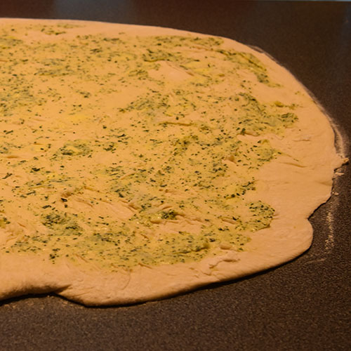 Flettet hvitløk- og basilikumbrød Ingredienser: 1 pk Gjær ½ dl Vann (fingervarmt) ½ ts Sukker 600 g Hvetemel ½ ts Salt 50 g Smør 4 dl Melk (skummet/lett) Fyll og topping: 100 g Smør (mykt) ½ bunt Basilikum (fersk) 4 fedd Hvitløk 1 Egg (sammenpisket)