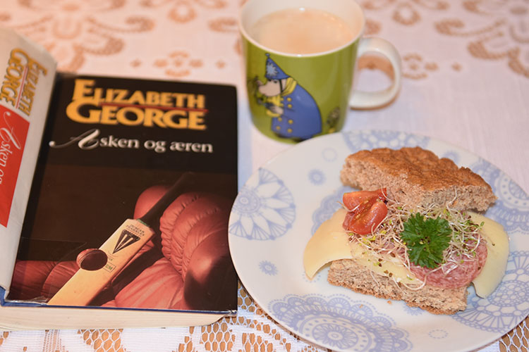 George, Elizabeth (1994) «Asken og æren» Tiden Norsk forlag og Lettvinte havrebrød i langpanne Ingredienser: 1 ½ dl Havregryn (lettkokte) 2 ½ dl Vann (kokende) 5 ½ dl Melk (Lett/skummet) 50 g Smør 1 pk Gjær 1 ts Salt 1 ss Sirup 4 dl Sammalthvete (fin) 4 dl Sammalthvete (grov) 8 dl Hvetemel