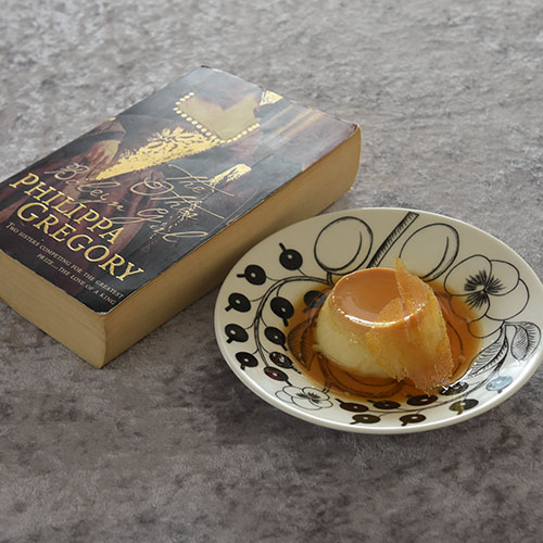 Gregory, Philippa (2001) «The other Boleyn girl», HarperCollins Publishers og Karamellpudding Ingredienser 7 ss Sukker 3 Egg ½ l H-melk 1½ ss Sukker ½ ts Vaniljesukker