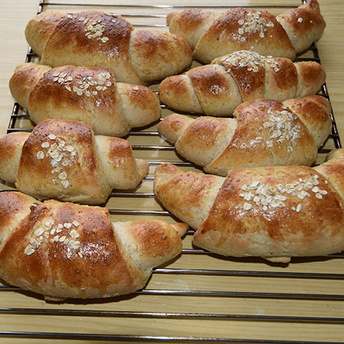 Havrehorn Ingredienser: 6 dl Melk 150 g Smør 1 pk Gjær 750 g Hvetemel 250 g Havremel 1½ dl Sukker 1 Egg Havregryn