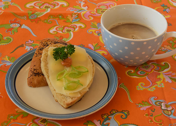 Hjerterundstykker Ingredienser: 25 g Gjær 2 ½ dl Melk 50 g Smør (smeltet) 1 ts Salt 1 ss Sirup 1 dl Havregryn Ca. 6 dl Hvetemel