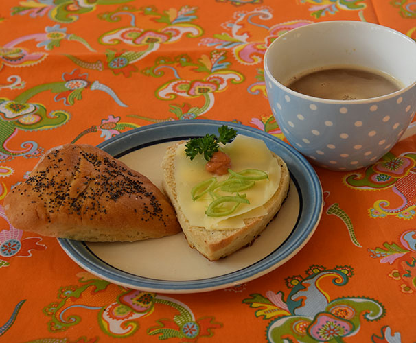 Hjerterundstykker Ingredienser: 25 g Gjær 2 ½ dl Melk 50 g Smør (smeltet) 1 ts Salt 1 ss Sirup 1 dl Havregryn Ca. 6 dl Hvetemel