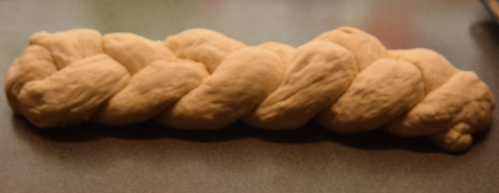 Hvetebrød i dobbel flette Ingredienser: 1 ts Salt 2 ss Olje 5 dl Vann (fingervarmt) 1 pk Gjær 2 Egg 1 ss Sukker Ca. 13 dl Hvetemel Egg (pisket), valmuefrø