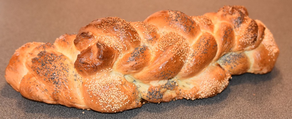 Hvetebrød i dobbel flette Ingredienser: 1 ts Salt 2 ss Olje 5 dl Vann (fingervarmt) 1 pk Gjær 2 Egg 1 ss Sukker Ca. 13 dl Hvetemel Egg (pisket), valmuefrø