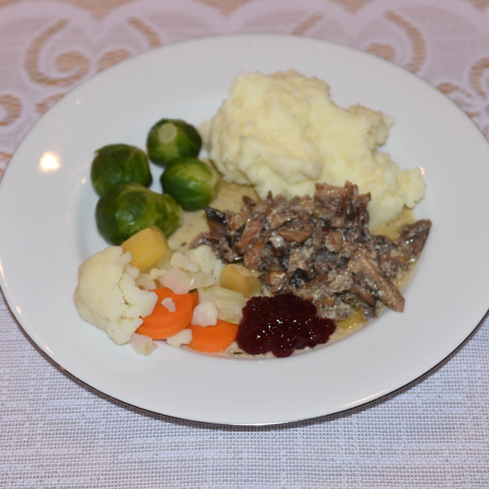 Finnbiff Ingredienser: 200 g Bacon 300 g Sjampinjong (eller annen sopp) 4 ss Smør 400 g Reinsdyrskav 1 dl Vann 1 bx Rømme (3 dl) 3 skiver Brun ost Salt og pepper