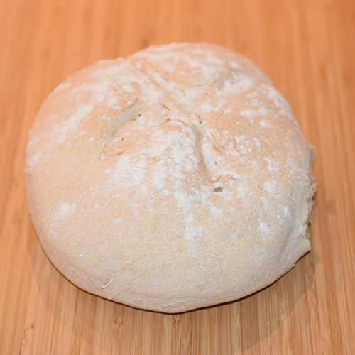 Italiensk Landbrød Ingredienser: Surdeig: 2 dl Melk 2 ts Honning 7 g Gjær (1 ts tørrgjær) 125 g Hvetemel Deig: 7 g Gjær (1 ts tørrgjær) 2 ½ dl Vann 2 ½ ts Salt Ca. 500 g Hvetemel