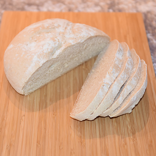 Italiensk Landbrød Ingredienser: Surdeig: 2 dl Melk 2 ts Honning 7 g Gjær (1 ts tørrgjær) 125 g Hvetemel Deig: 7 g Gjær (1 ts tørrgjær) 2 ½ dl Vann 2 ½ ts Salt Ca. 500 g Hvetemel