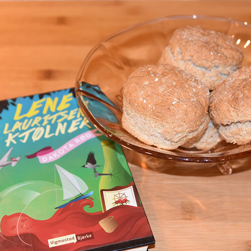 Kjølner, Lena Lauritsen (2016) «Dakota Rød» Vigmostad & Bjørke og Grove scones etter oppskrift fra Baker Brun Ingredienser: 220 g Hvetemel 220 g Sammalt hvete (fin eller grov) 1 ts Salt 1 ss Bakepulver 2 ss Sukker 4 ss Rapsolje 3 dl Melk (skummet/lett)