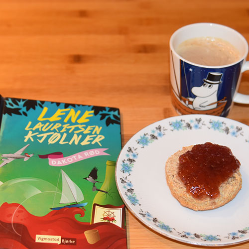 Kjølner, Lena Lauritsen (2016) «Dakota Rød» Vigmostad & Bjørke og Grove scones etter oppskrift fra Baker Brun Ingredienser: 220 g Hvetemel 220 g Sammalt hvete (fin eller grov) 1 ts Salt 1 ss Bakepulver 2 ss Sukker 4 ss Rapsolje 3 dl Melk (skummet/lett)