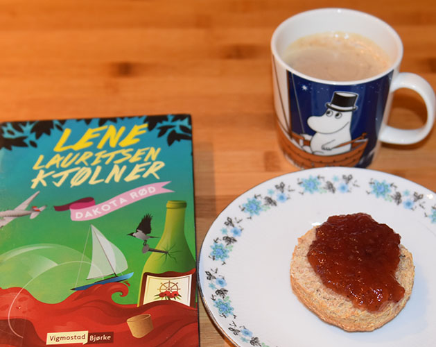 Kjølner, Lena Lauritsen (2016) «Dakota Rød» Vigmostad & Bjørke og Grove scones etter oppskrift fra Baker Brun Ingredienser: 220 g Hvetemel 220 g Sammalt hvete (fin eller grov) 1 ts Salt 1 ss Bakepulver 2 ss Sukker 4 ss Rapsolje 3 dl Melk (skummet/lett)