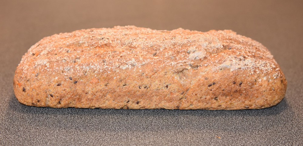 Linfrøbrød med gulrot Ingredienser: 1 ss Linfrø (ca. 25 g) 4 dl Vann ½ pk Gjær 250 g Sammalthvete (grov) 250 g Hvetemel 2 ss Havregryn (ca. 25 g) 1 Gulrot (middelsstor) 1 ts Salt 1 dl Kefir