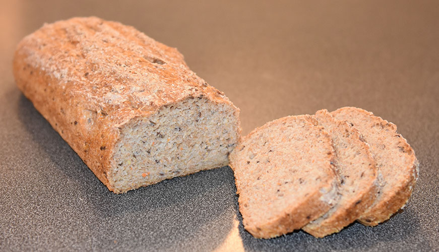 Linfrøbrød med gulrot Ingredienser: 1 ss Linfrø (ca. 25 g) 4 dl Vann ½ pk Gjær 250 g Sammalthvete (grov) 250 g Hvetemel 2 ss Havregryn (ca. 25 g) 1 Gulrot (middelsstor) 1 ts Salt 1 dl Kefir