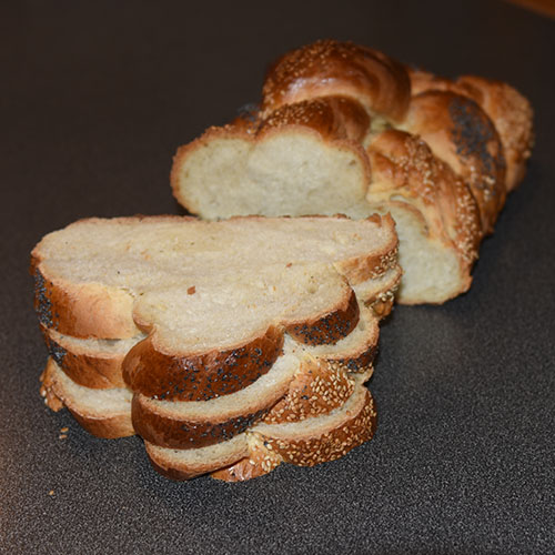 Hvetebrød i dobbel flette Ingredienser: 1 ts Salt 2 ss Olje 5 dl Vann (fingervarmt) 1 pk Gjær 2 Egg 1 ss Sukker Ca. 13 dl Hvetemel Egg (pisket), valmuefrø