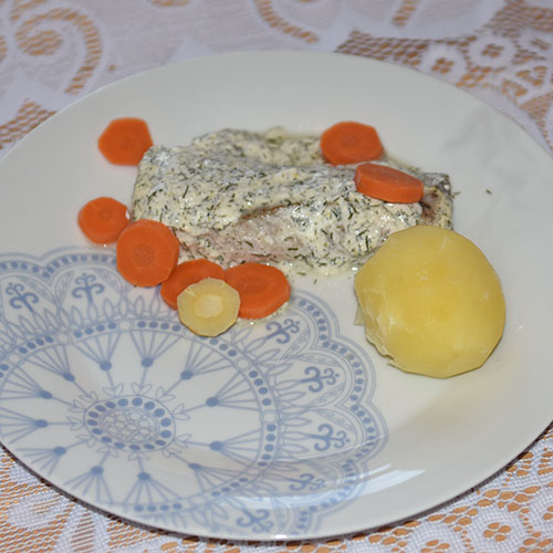 Ovnsstekt sei i dill- og sitronsaus Ingredienser: 900 g Poteter 600 g Seifilet (frosset) Salt og pepper 3 dl Rømme 1 terning Fiskebuljong 1 dl Vann 1 krukke Dill 1 Sitron gulerøtter og pastinakk