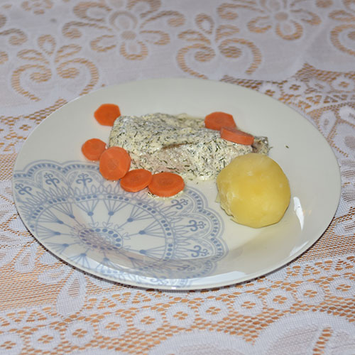 Ovnsstekt sei i dill- og sitronsaus Ingredienser: 900 g Poteter 600 g Seifilet (frosset) Salt og pepper 3 dl Rømme 1 terning Fiskebuljong 1 dl Vann 1 krukke Dill 1 Sitron gulerøtter og pastinakk