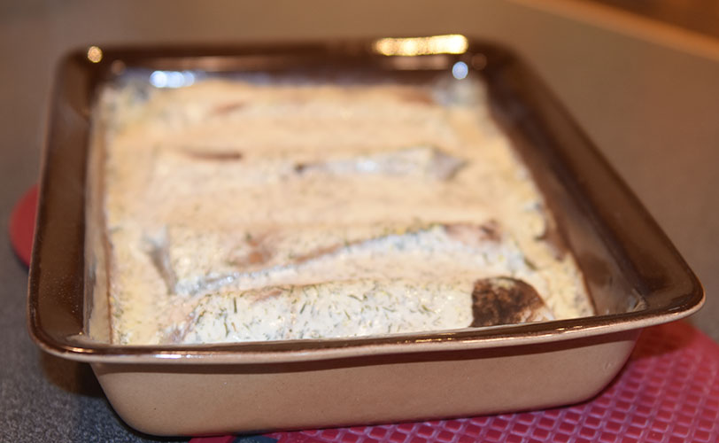 Ovnsstekt sei i dill- og sitronsaus Ingredienser: 900 g Poteter 600 g Seifilet (frosset) Salt og pepper 3 dl Rømme 1 terning Fiskebuljong 1 dl Vann 1 krukke Dill 1 Sitron gulerøtter og pastinakk