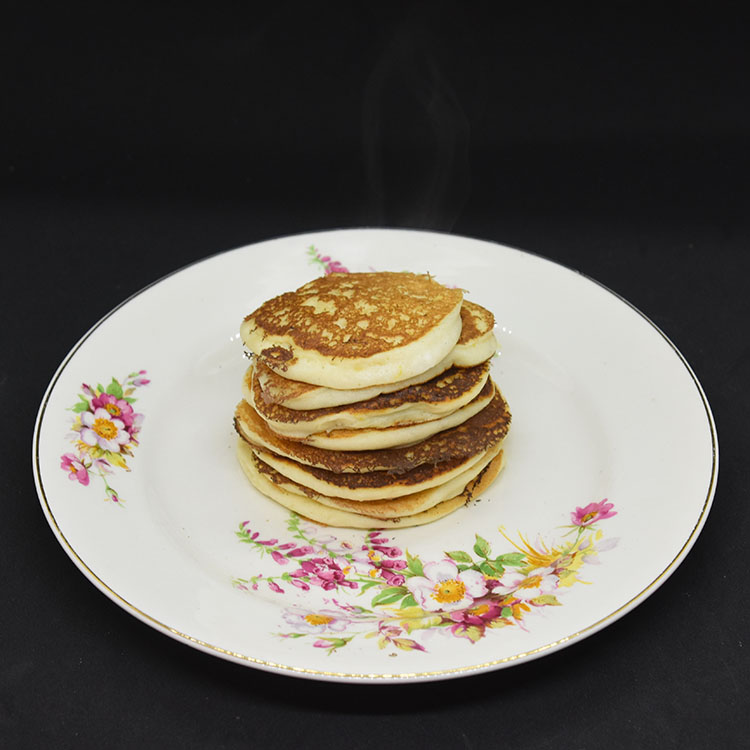 Pannekaker med ricotta og sitron. Ingredienser: 3 Egg (delte) 4 dl Melk 1 Sitron (saft og skall) 275 g Hvetemel 2 ss Sukker 1 ½ ts Bakepulver 1 bx Ricotta (250 g)