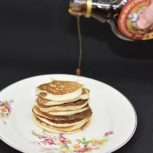 Pannekaker med ricotta og sitron. Ingredienser: 3 Egg (delte) 4 dl Melk 1 Sitron (saft og skall) 275 g Hvetemel 2 ss Sukker 1 ½ ts Bakepulver 1 bx Ricotta (250 g)