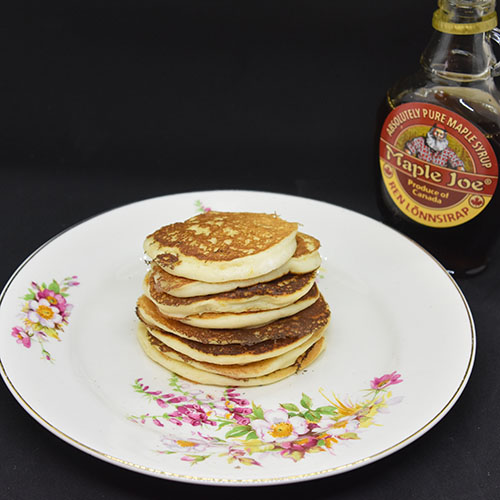 Pannekaker med ricotta og sitron. Ingredienser: 3 Egg (delte) 4 dl Melk 1 Sitron (saft og skall) 275 g Hvetemel 2 ss Sukker 1 ½ ts Bakepulver 1 bx Ricotta (250 g)