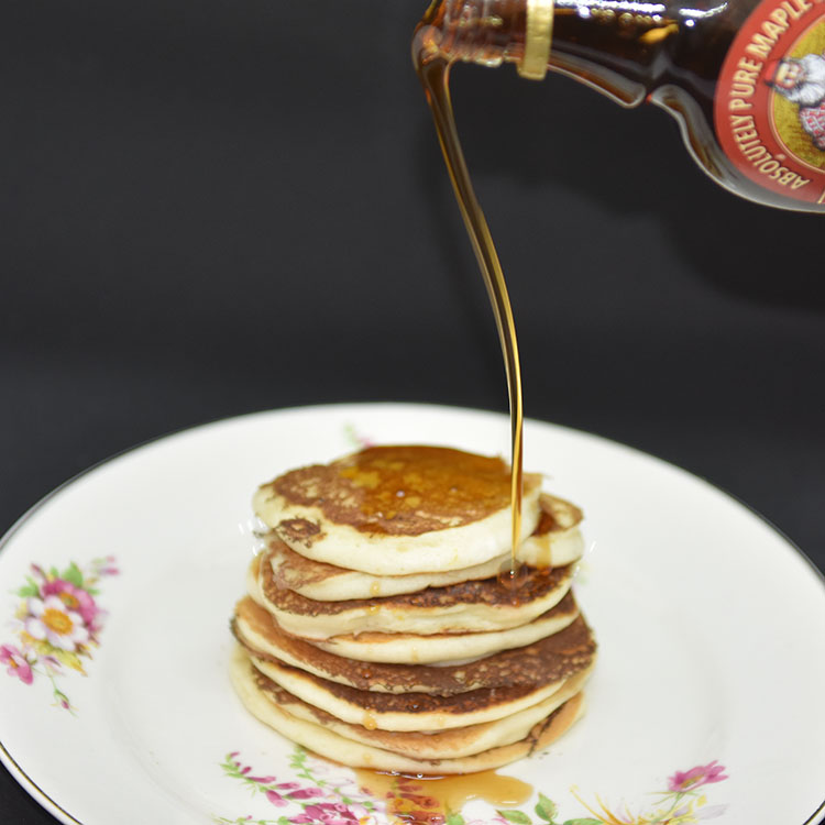 Pannekaker med ricotta og sitron. Ingredienser: 3 Egg (delte) 4 dl Melk 1 Sitron (saft og skall) 275 g Hvetemel 2 ss Sukker 1 ½ ts Bakepulver 1 bx Ricotta (250 g)