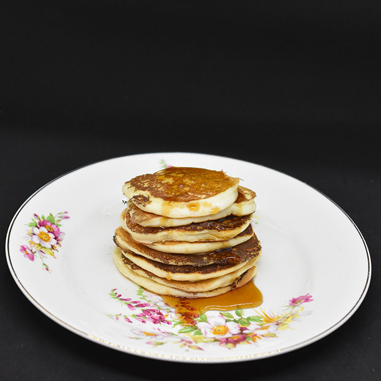 Pannekaker med ricotta og sitron. Ingredienser: 3 Egg (delte) 4 dl Melk 1 Sitron (saft og skall) 275 g Hvetemel 2 ss Sukker 1 ½ ts Bakepulver 1 bx Ricotta (250 g)