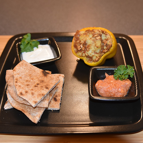 Paprika fylt med potet og indiske krydder Ingredienser: 325 g Poteter (4 middels store) 5 ss Olje (oliven) ½ ts Sennepsfrø ½ ts Spiskummen ½ Løk (hakket) 1 Chili (hakket) ½ ts Gurkemeie ½ ts Paprikapulver 1 ts Garam masala 75 g Cashew nøtter (hakket) 2 ts Koriander 1 ss Sitronsaft 4 Paprika Salt, pepper