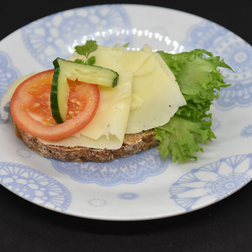 Linfrøbrød med gulrot Ingredienser: 1 ss Linfrø (ca. 25 g) 4 dl Vann ½ pk Gjær 250 g Sammalthvete (grov) 250 g Hvetemel 2 ss Havregryn (ca. 25 g) 1 Gulrot (middelsstor) 1 ts Salt 1 dl Kefir