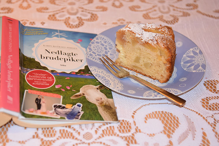 Persen, Karin Bjørset (2012) «Julebrevpikene», Silkeforlag og Italiensk pærekake (nonna Ursula; torta di pere) Ingredienser: 3 Egg 1 ½ dl Sukker 250 g Ricotta 3 ½ dl Hvetemel ½ dl Maisenna 2 ½ ts Bakepulver 2 ½ ss Olje (oliven) ¼ ts Salt 4 Pærer (faste, men modne)