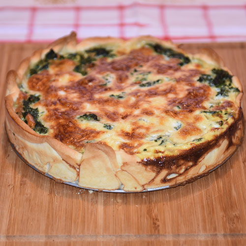 Spinatpai Ingredienser: Bunn: 3 dl Hvetemel 100 g Smør 2-4 ss Kaldt vann Fyll: 4 Egg 3 dl Melk 1 ts Salt 1 krm Pepper 1 klype Muskatnøtt (revet) - valgfritt 1 pk Spinat (frossen) 1 Løk (liten) 1 pk Mozzarella 75 g Ost (revet)