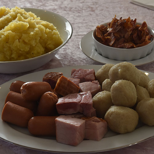 Potetball Ingredienser: 1 kg Poteter (hvorav 250 g kokte) 1 ts Salt 100 g Byggmel (opptil 125 g til passe konsistens) 40 g Hvetemel 1,5 l Kokende kraft eller vann tilsatt 3 buljongterninger https://heidisboble.no/ @heidisboble